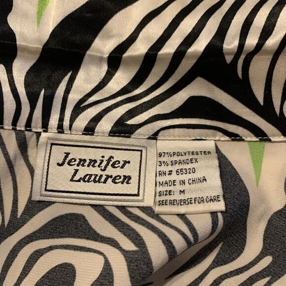 Jennifer Lauren. Size Medium. Short Sleeve Graphic Print Shirt. B58 - Picture 5 of 5